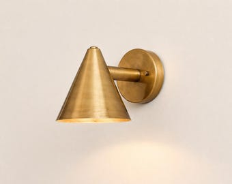 Aplique de parede cônico em latão estilo meados do século XX, luminária de parede minimalista para cabeceira.