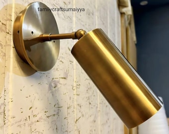 Aplique de parede em latão estilo moderno de meados do século XX, luminária vintage em latão, luminária minimalista.