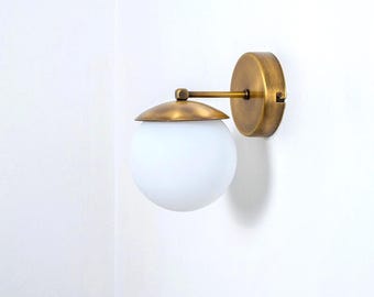Aplique de parede artesanal em latão, luminária de parede com globo de vidro marmorizado, luminária minimalista de meados do século XX.