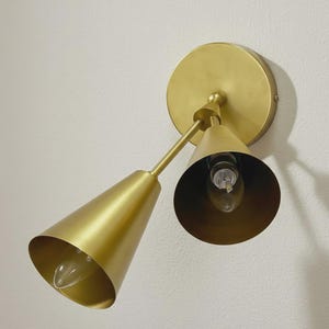 Vägglampa i mässing med dubbel glob, italiensk Stilnovo minimalistisk lampa