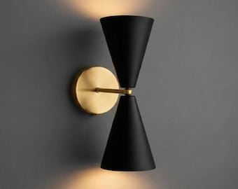 Aplique de parede duplo cônico estilo moderno de meados do século XX, em latão preto, da marca italiana Stilnovo Lighting.