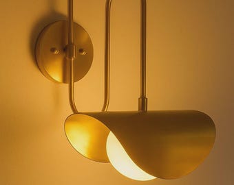 Aplique de parede com cúpula cônica em latão maciço: luminária de cabeceira moderna de meados do século XX