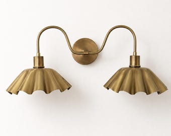 Aplique de parede duplo em latão feito à mão, com design ondulado, estilo moderno de meados do século XX.