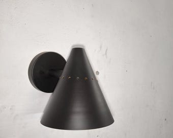 Aplique de parede cônico preto fosco com detalhes em latão, estilo italiano moderno de meados do século XX.