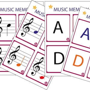 Op de afbeelding: Een verzameling muziekgeheugenkaarten. Sommige kaarten tonen muzieknoten op een notenbalk, andere letters. De woorden "MUSIC MEMORY" staan bovenaan de kaarten. De kaarten hebben een witte achtergrond met een paarse rand.
