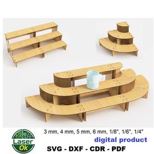 Peut inclure: Trois présentoirs en bois de différentes formes. L'un est rectangulaire à plusieurs niveaux, un autre est incurvé et étagé, et le troisième est semi-circulaire et étagé. Une tasse bleu clair est posée sur l'un des présentoirs. L'image contient le texte "digital product".