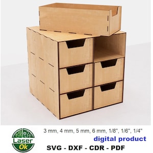 以下が含まれることがあります： 6つの引き出しと上部が開いた箱が付いた、明るい色の木製収納ユニット。ユニットは合板製で、自然な仕上がりです。画像には「デジタル製品」と書かれており、さまざまなファイル形式と厚さがリストされています。