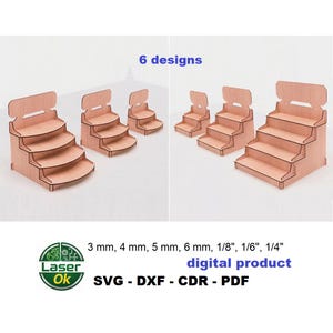 Può includere: Espositori in legno di varie dimensioni e design. L'immagine mostra sei diversi design, con la scritta "6 designs" sopra. Gli espositori sono in legno chiaro e hanno un design a gradini. È visibile anche la scritta "digital product".