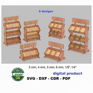Puede incluir: Se muestran seis estanterías de madera de diferentes diseños. Cada estantería tiene un acabado de madera natural y presenta múltiples niveles o compartimentos. La imagen incluye texto que indica que el producto es un diseño digital, con formatos de archivo SVG, DXF, CDR y PDF.