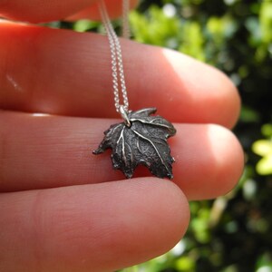 Ahornblatt Kette in Altsilber mit filigranem Blatt Anhänger