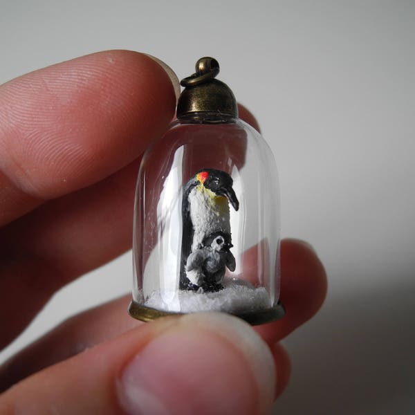 Pendentif Penguin – « L’amour d’un père » - Pendentif en laiton biosphère OOAK - Cylindre en verre clair avec une délicate famille de pingouins faits à la main à l’intérieur