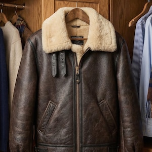 Chaqueta de piel de oveja Leon S. Kennedy – Abrigo motero marrón inspirado en Resident Evil 4.