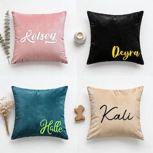 Pode incluir: Quatro almofadas quadradas de veludo em rosa, preto, verde-azulado e bege. Cada almofada apresenta um nome em uma cor contrastante: Kelsey, Deyra, Halle e Kali. Itens decorativos são colocados ao redor das almofadas.