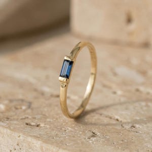 Baguette geboortesteenring 925 sterlingzilver, minimalistische stapelring, sierlijke gouden ring, verjaardagscadeau voor vrouwen