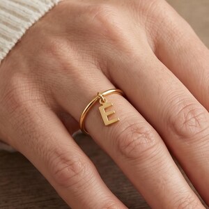 Ring med hängande initialer, elegant initialring, personlig bokstavsring, stapelbar initialring, present till henne, julklapp