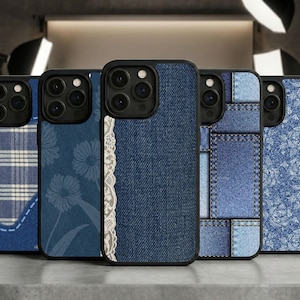 Puede incluir: Una colección de cinco fundas para teléfonos inteligentes con varios diseños inspirados en la mezclilla. Las fundas presentan diferentes patrones, incluyendo cuadros, flores, patchwork y encaje, todos en tonos azules. Cada funda tiene un borde negro y un recorte para la cámara.