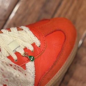 Encaje Celestial - Cordones personalizados con dijes de carta natal