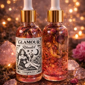 Peut inclure: Deux flacons en verre avec des bouchons dorés et des pipettes blanches. Les flacons sont remplis d'un liquide rougeâtre et de fleurs séchées. L'un des flacons porte une étiquette avec le texte "GLAMOUR Ritualöl" et un dessin de femme. L'arrière-plan est flou avec des lumières bokeh.