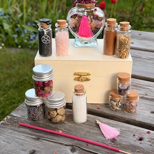 DIY Spell Jar Set – Zaubergläschen, 16-teiliges magisches Ritual-Kit, Hexen Geschenkset | Witchcraft & Manifestation | Altar Zubehör