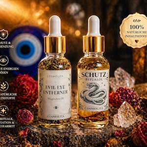 Könnte beinhalten: Zwei Glasflaschen mit Ritualöl mit goldenen Kappen und Tropfern. Auf dem einen Etikett steht "Evil Eye Entferner" und auf dem anderen "Schutz Ritualöl". Die Flaschen sind von Kristallen, getrockneten Blumen und dem Text "100% Natural Ingredients" umgeben.