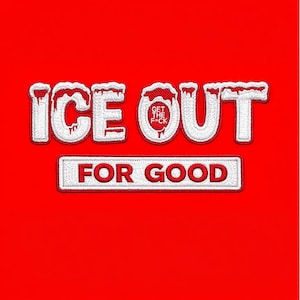 Op de afbeelding: Een rode geborduurde patch met de woorden "ICE OUT" in grote witte letters met een druipend ijs-effect. Daaronder staat op een kleinere rechthoekige patch "FOR GOOD". Een kleine cirkelvormige patch in het midden zegt "GET THE F*CK".