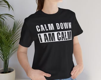 Calmez-vous, je suis calme | Chemise de travail drôle | T-shirt de chantier sarcastique | -shirt unisexe humoristique à col bleu | pièce en t drôle | Cadeau fête des pères