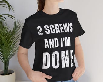 Maglietta "2 Screws And I'm Done" / Maglietta divertente per professionisti / Maglietta da lavoro per l'edilizia / Umorismo da costruttore / Regalo per cantiere / Maglietta unisex con battuta