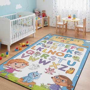 Könnte beinhalten: Ein farbenfrohes Kinderzimmer mit einem weißen Kinderbett, einem kleinen Tisch und Stühlen sowie einem großen Alphabet-Teppich. Der Teppich zeigt das Alphabet mit Cartoon-Figuren. Die Wände sind hellblau gestrichen und mit Wolken- und Flugzeugaufklebern versehen.