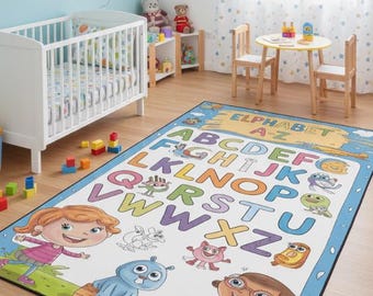Pode incluir: Um quarto infantil colorido com um berço branco, uma pequena mesa e cadeiras e um grande tapete com o alfabeto. O tapete exibe o alfabeto com personagens de desenhos animados. As paredes são pintadas de azul claro com decalques de nuvens e aviões.