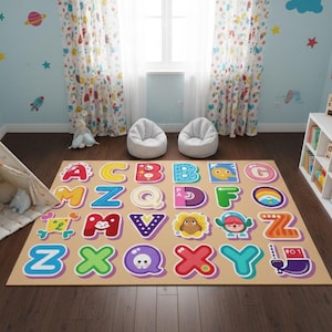 Könnte beinhalten: Ein farbenfroher Alphabet-Teppich mit den Buchstaben A bis Z, jeweils mit einem einzigartigen Design und Charakter. Der beige Teppich befindet sich in einem Spielzimmer mit einem Tipi, Sitzsäcken und einem Bücherregal. Der Raum hat eine hellblaue Wand mit Stern- und Raketenaufklebern.