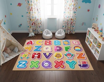 Puede incluir: Una colorida alfombra con el alfabeto, con letras de la A a la Z, cada una con un diseño y personaje únicos. La alfombra beige está en una sala de juegos con un tipi, pufs y una estantería. La habitación tiene una pared azul claro con pegatinas de estrellas y cohetes.