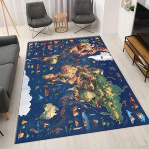 Puede incluir: Una alfombra rectangular grande con un diseño detallado de mapa del mundo. La alfombra tiene un fondo azul oscuro con continentes en tonos verdes, marrones y amarillos. Varias banderas e ilustraciones están dispersas por el mapa.