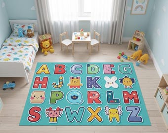 Pode incluir: Quarto infantil com um tapete de alfabeto turquesa. O tapete apresenta letras coloridas e ilustrações de personagens fofos. O quarto inclui uma cama branca, uma mesa pequena e cadeiras, e uma estante. Brinquedos e decoração contribuem para a atmosfera lúdica.