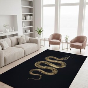 Peut inclure: Tapis rectangulaire noir avec un motif de serpent doré. Le serpent est finement détaillé et enroulé. Le tapis est placé dans un salon avec des meubles aux tons neutres et de grandes fenêtres.