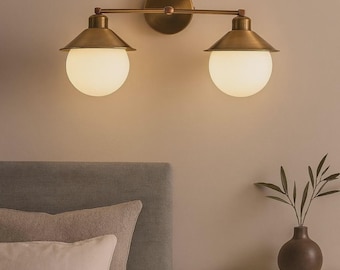Handgefertigte Mid Century Messing Wandleuchte | Opalglas Doppellampe