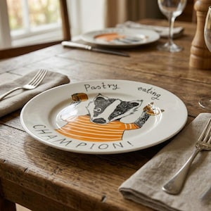 Lustiger Dachs Gebäck essen Champion Keramik Teller, wunderliche Tier Illustration Gericht, Orange gestreifte Shirt Dachs Dekor, Foodie Geschenkidee