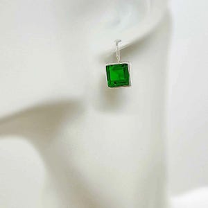 Pendientes cuadrados de cristal volcánico verde esmeralda de 1 x 1 cm.