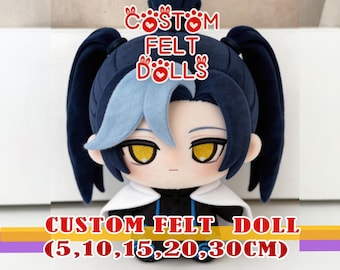 Puede incluir: Una muñeca de peluche con cabello azul oscuro, un mechón azul claro y ojos amarillos. La muñeca lleva una capa blanca sobre un conjunto negro. El texto en la imagen dice: CUSTOM FELT DOLLS y CUSTOM FELT DOLL (5, 10, 15, 20, 30CM).