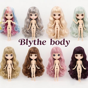 Könnte beinhalten: Acht Puppen mit großen Köpfen und beweglichen Körpern in zwei Reihen. Jede Puppe hat langes, welliges Haar in verschiedenen Farben wie Regenbogen, Grau, Blond, Mint, Hellbraun, Dunkelbraun, Pink und Lila. Der Text Blythe body ist zentriert.