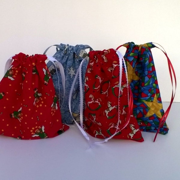 4 tissu sacs de cadeau pour Noël Upcycled, anges réutilisables, étoiles, bonhommes de neige, chevaux à bascule