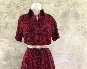 90-tals Liz Claiborne röd rayonklänning, svart tribaltryck, liten storlek 4