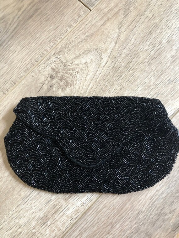 1950's Glass bead scalloped motif clutch. Dainty l