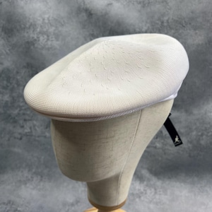 Puede incluir: Un sombrero tipo boina blanco, texturizado, con una corona redondeada y un ala corta. El sombrero se exhibe en una cabeza de maniqu&iacute;. El sombrero tiene un patr&oacute;n sutil y un ribete en contraste. Una etiqueta negra est&aacute; adherida al sombrero.