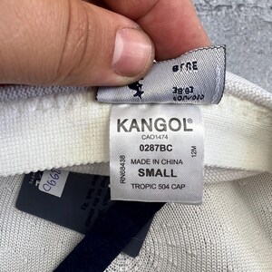 Puede incluir: Primer plano de la etiqueta de una gorra Kangol Tropic 504 blanca y blanquecina. La etiqueta dice "KANGOL" y "SMALL". Una etiqueta de precio con el n&uacute;mero "39.90" es visible. La gorra est&aacute; hecha en China.