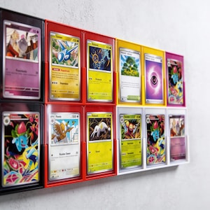 Può includere: Un'esposizione di porta carte collezionabili in vari colori, tra cui rosso, giallo, bianco e nero. Ogni porta carte contiene una carta collezionabile diversa con illustrazioni e testo colorati. Le carte sono disposte in file, creando un display visivamente accattivante.