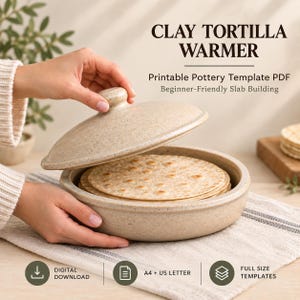 Puede incluir: Un calentador de tortillas de arcilla beige moteada con tapa, que contiene una pila de panes planos redondos. El texto dice: CLAY TORTILLA WARMER, Printable Pottery Template PDF, Beginner-Friendly Slab Building, DIGITAL DOWNLOAD, A4 + US LETTER, FULL SIZE TEMPLATES.