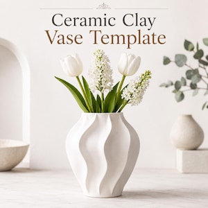 Puede incluir: Un jarrón de cerámica blanca con textura ondulada vertical, que contiene tulipanes blancos y flores de jacinto blancas. El texto Ceramic Clay Vase Template está impreso en marrón sobre el jarrón, que tiene un cuerpo redondeado.