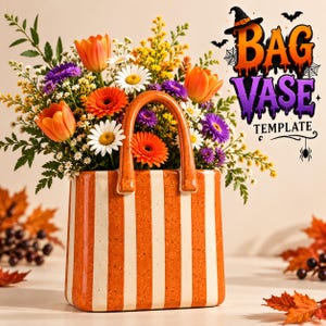 Puede incluir: Un jarrón de cerámica con forma de bolso con rayas verticales naranjas y blancas, lleno de un colorido ramo de tulipanes naranjas, margaritas blancas y flores moradas. El texto BAG VASE TEMPLATE es visible en la esquina superior derecha.