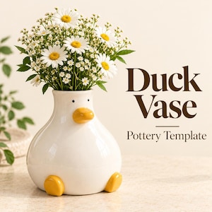 Puede incluir: Un jarrón de cerámica blanca con forma de pato, con pico y patas amarillas, lleno de un ramo de margaritas blancas y flores pequeñas. El texto Duck Vase Pottery Template está impreso en letras de color marrón oscuro a la derecha del jarrón.