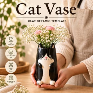 Può includere: Un vaso in ceramica a forma di gatto bianco e nero con un muso felino stilizzato, naso rosa e baffi. Il testo Cat Vase e CLAY CERAMIC TEMPLATE appare sopra, insieme a quattro icone circolari etichettate PDF TEMPLATES, A4 & US LETTER SIZE, PRINT CUT BUILD e STEP-BY-STEP GUIDE.
